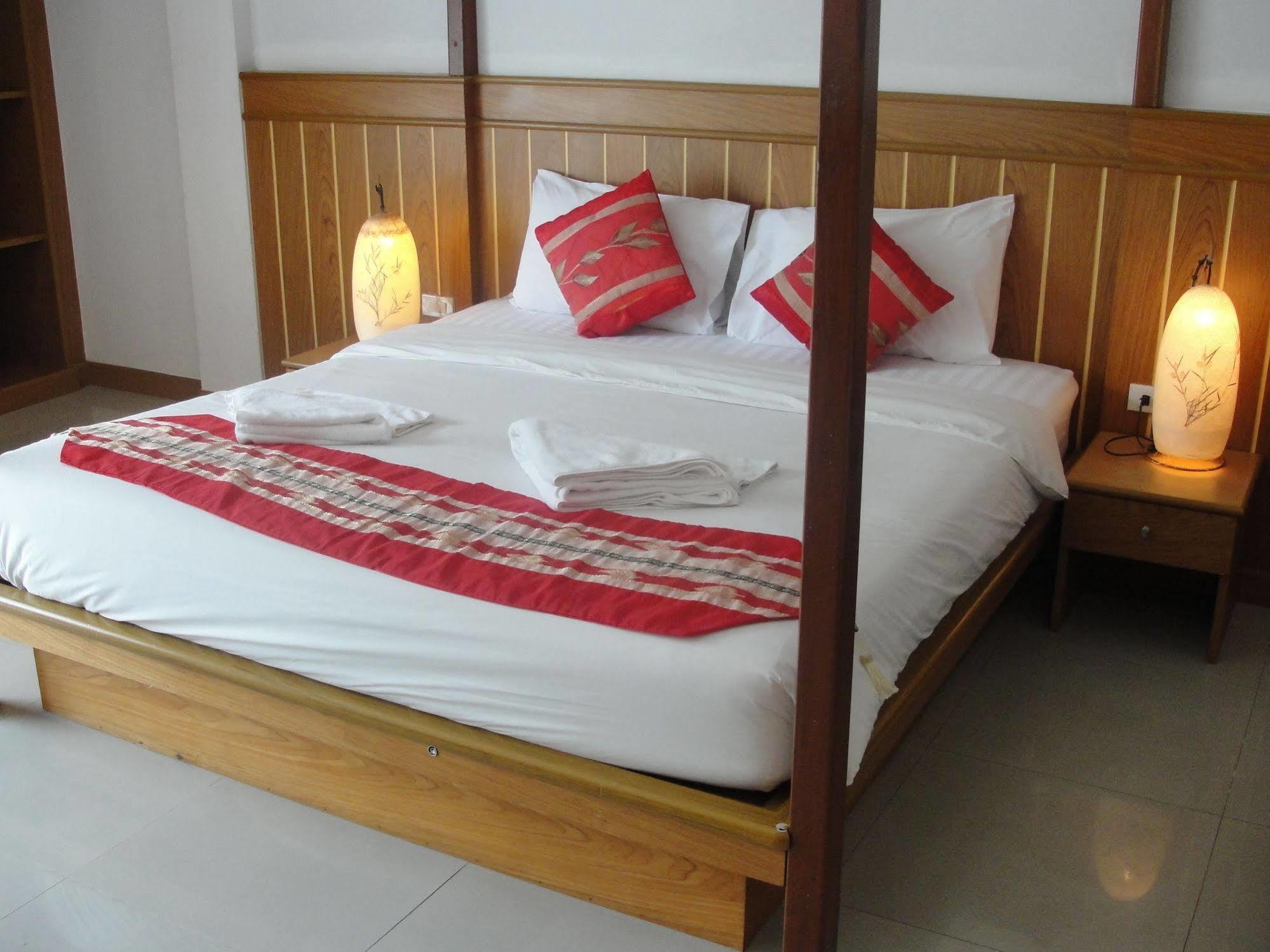 Park Eden Hotel Patong Exterior foto