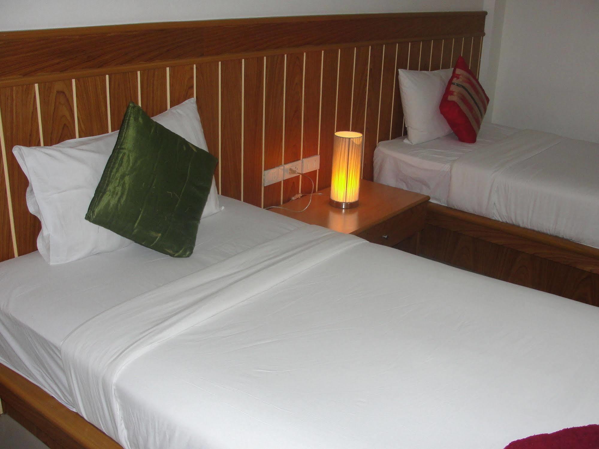 Park Eden Hotel Patong Exterior foto
