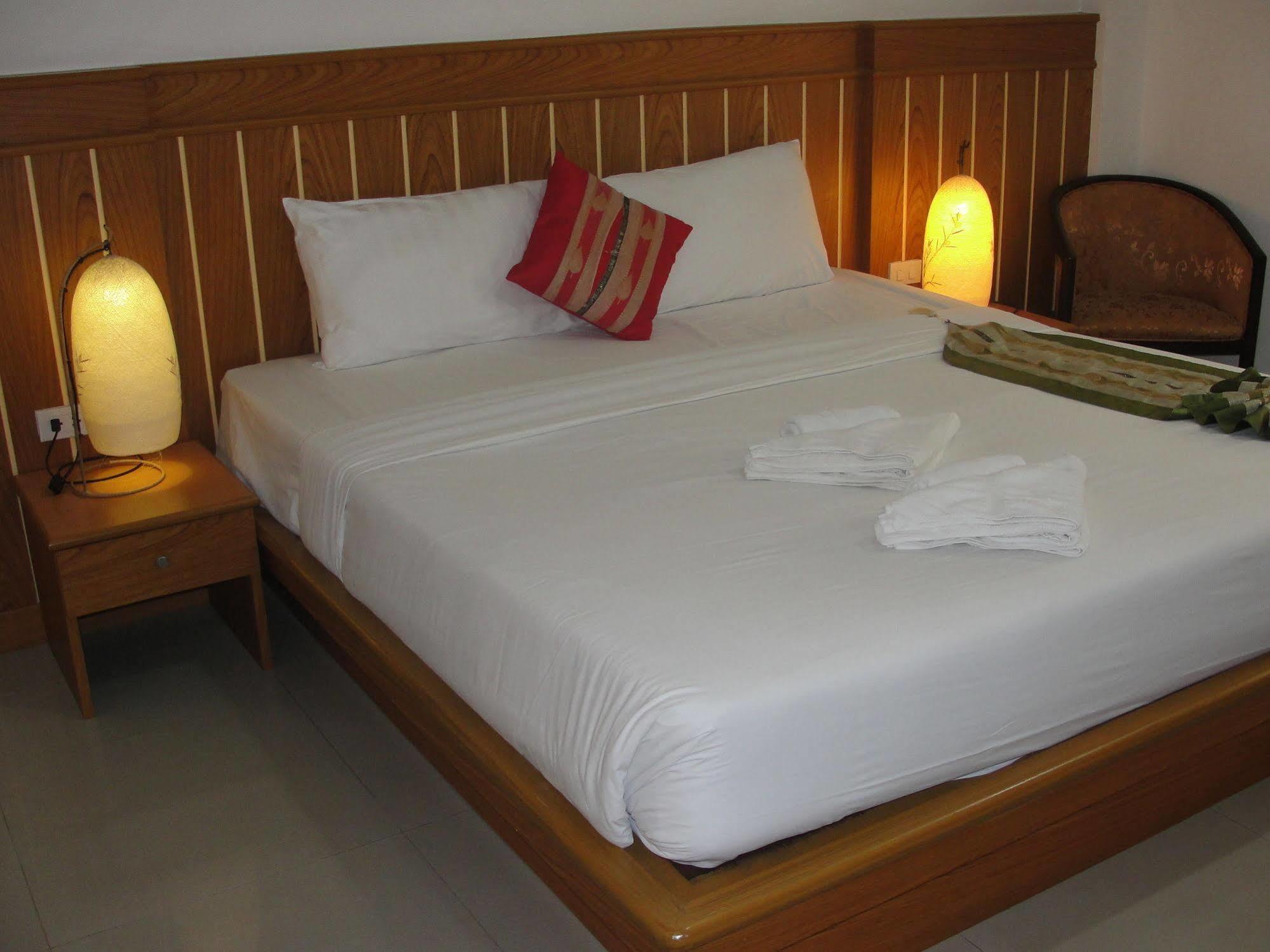 Park Eden Hotel Patong Exterior foto