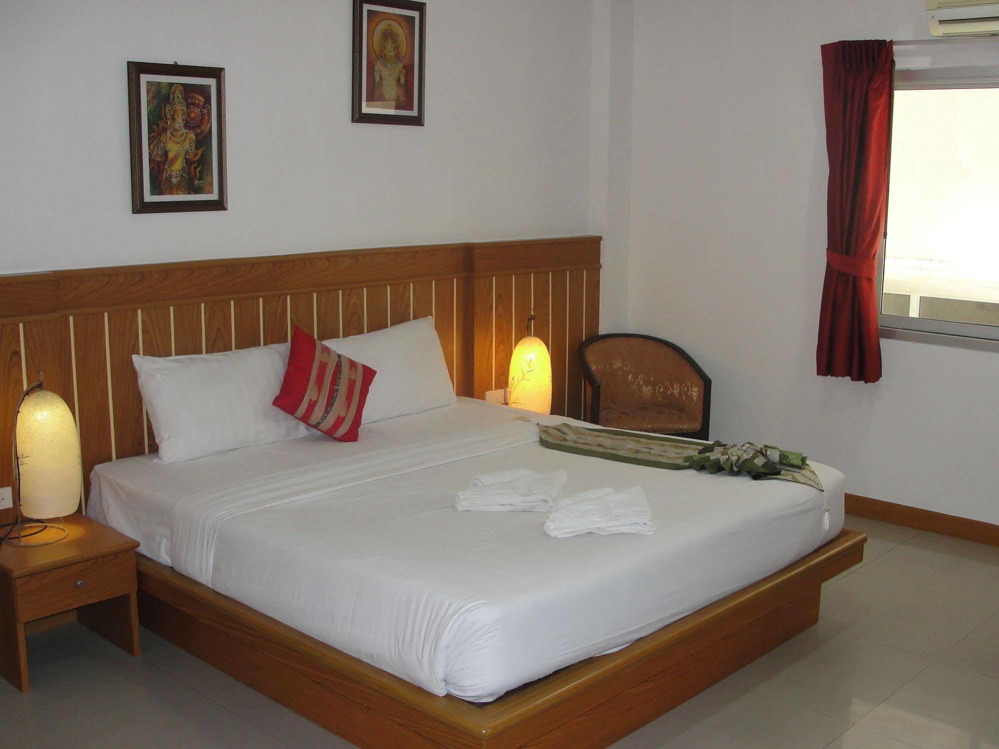 Park Eden Hotel Patong Exterior foto